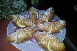 Cornuri bicolore de post umplute cu crema de nuca si rahat