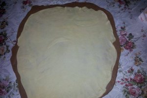 Cornuri bicolore de post umplute cu crema de nuca si rahat