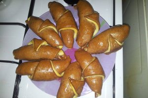 Cornuri bicolore de post umplute cu crema de nuca si rahat