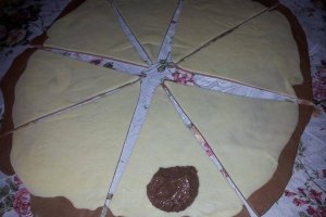 Cornuri bicolore de post umplute cu crema de nuca si rahat