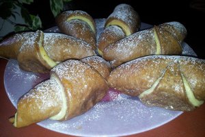 Cornuri bicolore de post umplute cu crema de nuca si rahat