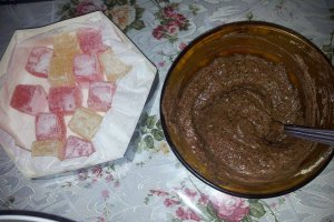 Cornuri bicolore de post umplute cu crema de nuca si rahat