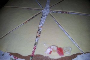 Cornuri bicolore de post umplute cu crema de nuca si rahat