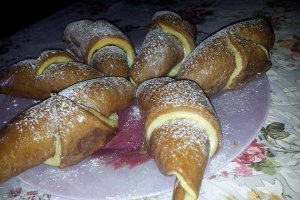 Cornuri bicolore de post umplute cu crema de nuca si rahat