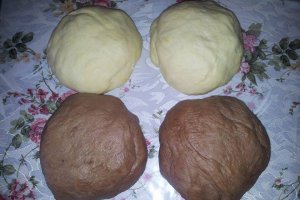 Cornuri bicolore de post umplute cu crema de nuca si rahat