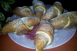 Cornuri bicolore de post umplute cu crema de nuca si rahat