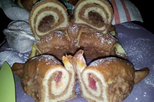 Cornuri bicolore de post umplute cu crema de nuca si rahat