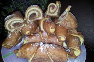 Cornuri bicolore de post umplute cu crema de nuca si rahat