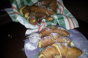Cornuri bicolore de post umplute cu crema de nuca si rahat