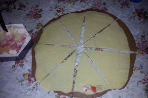 Cornuri bicolore de post umplute cu crema de nuca si rahat