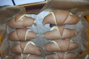 Cornuri bicolore de post umplute cu crema de nuca si rahat
