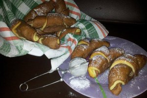 Cornuri bicolore de post umplute cu crema de nuca si rahat