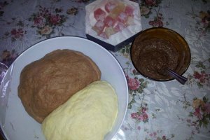 Cornuri bicolore de post umplute cu crema de nuca si rahat