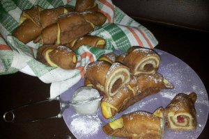 Cornuri bicolore de post umplute cu crema de nuca si rahat