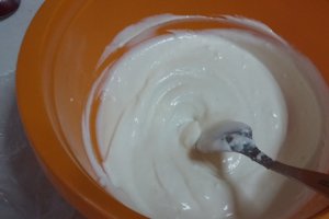 Tort cu crema de iaurt si piersici