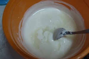 Tort cu crema de iaurt si piersici