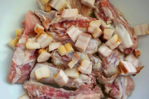 Mancare de teci cu coaste de porc si sunca afumata