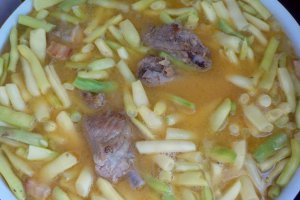 Mancare de teci cu coaste de porc si sunca afumata