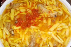 Mancare de teci cu coaste de porc si sunca afumata
