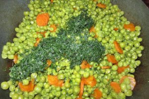 Pulpe de pui marinate in vin cu sote de mazare