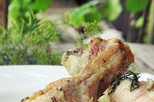 Pulpe de pui marinate in vin cu sote de mazare