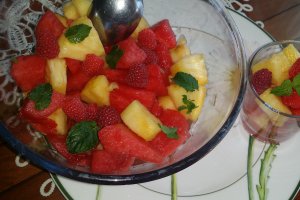 Salata de fructe cu sirop de menta