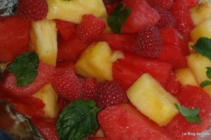 Salata de fructe cu sirop de menta