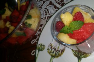 Salata de fructe cu sirop de menta