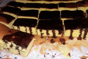 Zebra pandispan cu sos de ciocolata