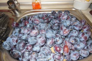 Gem de prune  vinete cu migdale
