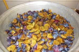 Gem de prune  vinete cu migdale