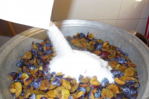 Gem de prune  vinete cu migdale