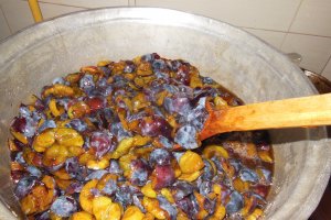 Gem de prune  vinete cu migdale