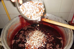 Gem de prune  vinete cu migdale