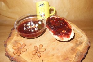 Gem de prune  vinete cu migdale