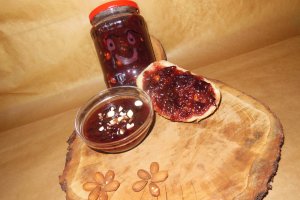 Gem de prune  vinete cu migdale
