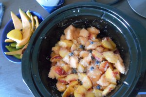 Dulceata cu pepene galben, piersici, afine si nuci la slow cooker Crock-Pot