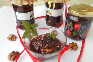 Dulceata cu pepene galben, piersici, afine si nuci la slow cooker Crock-Pot