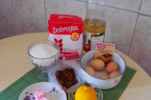 Piscoturi pufoase cu stafide si rahat de trandafiri