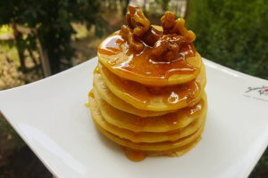 Pancakes cu nectarine si miere