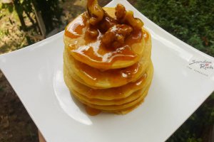Pancakes cu nectarine si miere