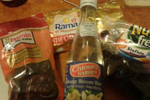 Salam de biscuiţi, reţetă cu fructe confiate