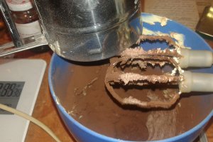 Salam de biscuiţi, reţetă cu fructe confiate