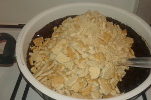 Salam de biscuiţi, reţetă cu fructe confiate