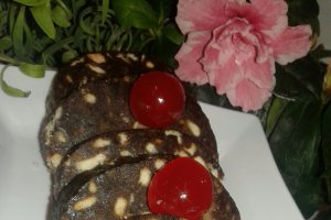 Salam de biscuiţi, reţetă cu fructe confiate