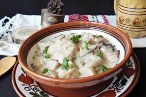 Mancare de pui cu hribi si smantana