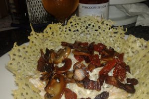 Paste cu bacon si ciuperci in cosulet de cascaval
