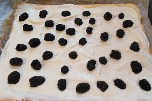 Rulada cu crema de vanilie, ciocolata alba si mure