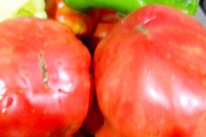 Salata de rosii cu masline umplute si busuioc