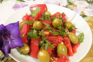 Salata de rosii cu masline umplute si busuioc